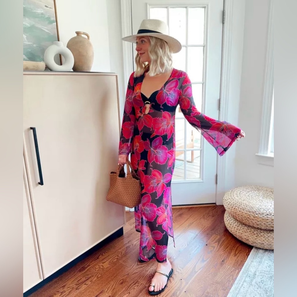 Trina Turk NWT Size Medium Classic Trina Floral Pink Black Beach Maxi Coverup